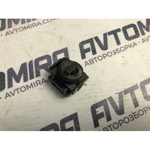 Кронштейн двері передньої правої Fiat Punto 2005-2018 51861112